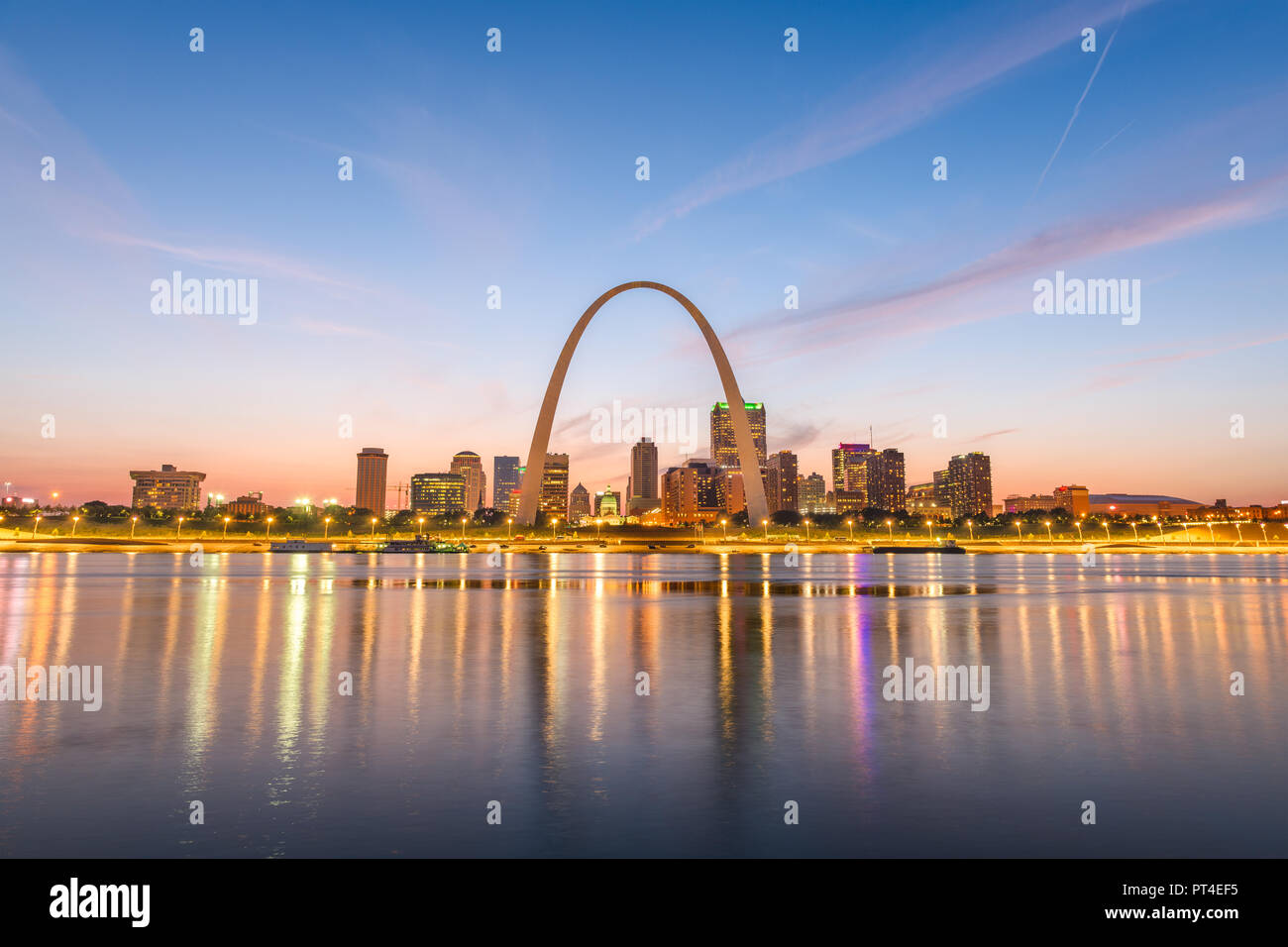 St. Louis, Missouri, USA downtown cityscape with the arch and courthouse at dusk. Stock Photo