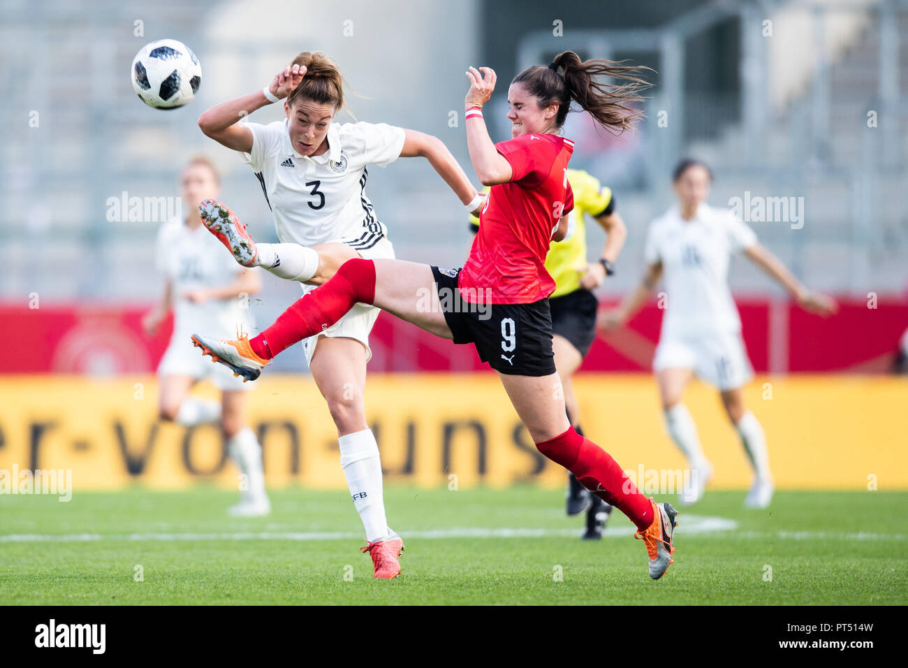 06 October 2018, North Rhine-Westphalia, Essen: 06 October 2018, Germany, Essen: Soccer, women: Friendly match, Germany vs Austria at the Essen stadium. Germany's Felicitas Rauch (L) and Austria's Sarah Zadrazil (R) vie for the ball. Photo: Marcel Kusch/dpa - IMPORTANT NOTICE: DFL an d DFB regulations prohibit any use of photographs as image sequences and/or quasi-video. Stock Photo