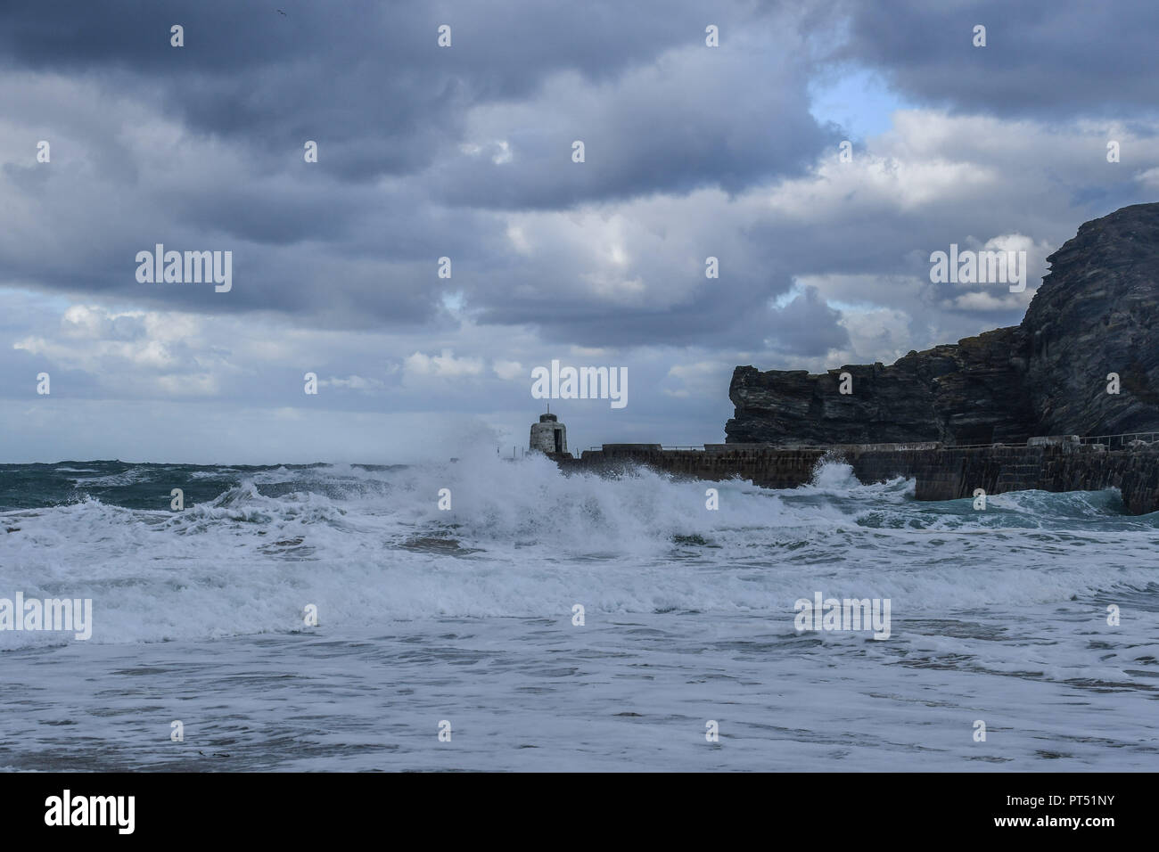 Portreath, Cornwall, UK. 6th October 2018. UK Weather. Gusts of upto 50 mph were whipping up big waves at Portreath on the north cornish coast this afternoon. Credit: Simon Maycock/Alamy Live News Stock Photo