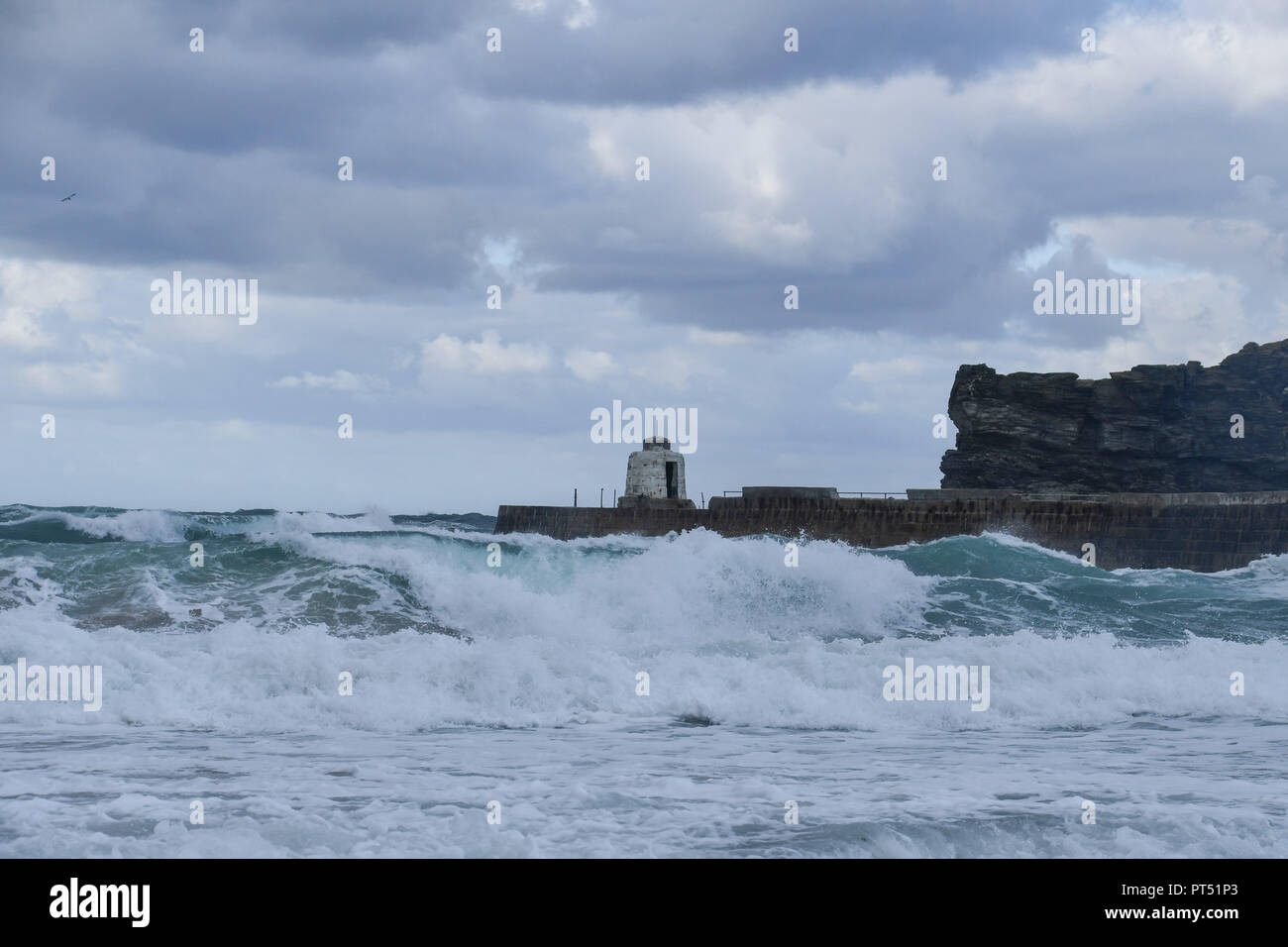 Portreath, Cornwall, UK. 6th October 2018. UK Weather. Gusts of upto 50 mph were whipping up big waves at Portreath on the north cornish coast this afternoon. Credit: Simon Maycock/Alamy Live News Stock Photo