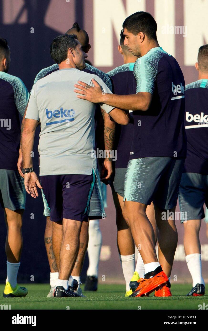 Barcelona S Head Coach Ernesto Valverde L Talks Whit Player Uruguayan Luis Suarez R During A Training Session In Sant Joan D Espi Catalonia Spain 06 October 2018 Barcelona Fc Will Face Tomorrow Valencia