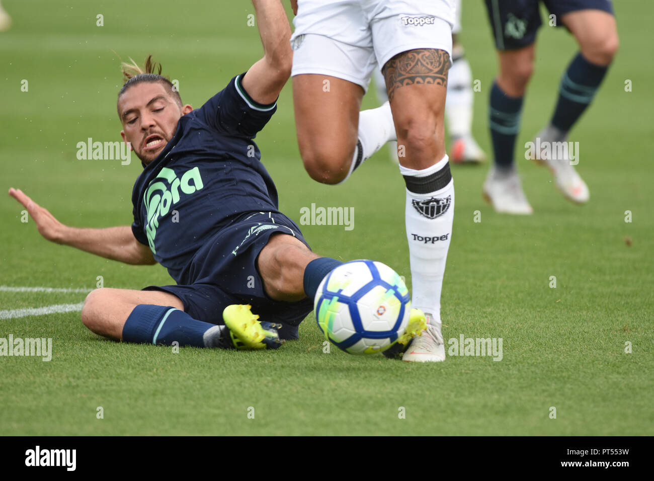 Chapeco, Brazil. 7th October 2018. SC - Chapeco - 06/10/2018 - BRAZILIAN CHAMPIONSHIP A 2018 Chapecoense x Atl tico-MG - Chapecoense player Diego Torres contests bid with Atletico-MG player during a match at the Arena Conda stadium for the Brazilian championship A 2018. Photo: Renato Padilha / AGIF Credit: AGIF/Alamy Live News Stock Photo