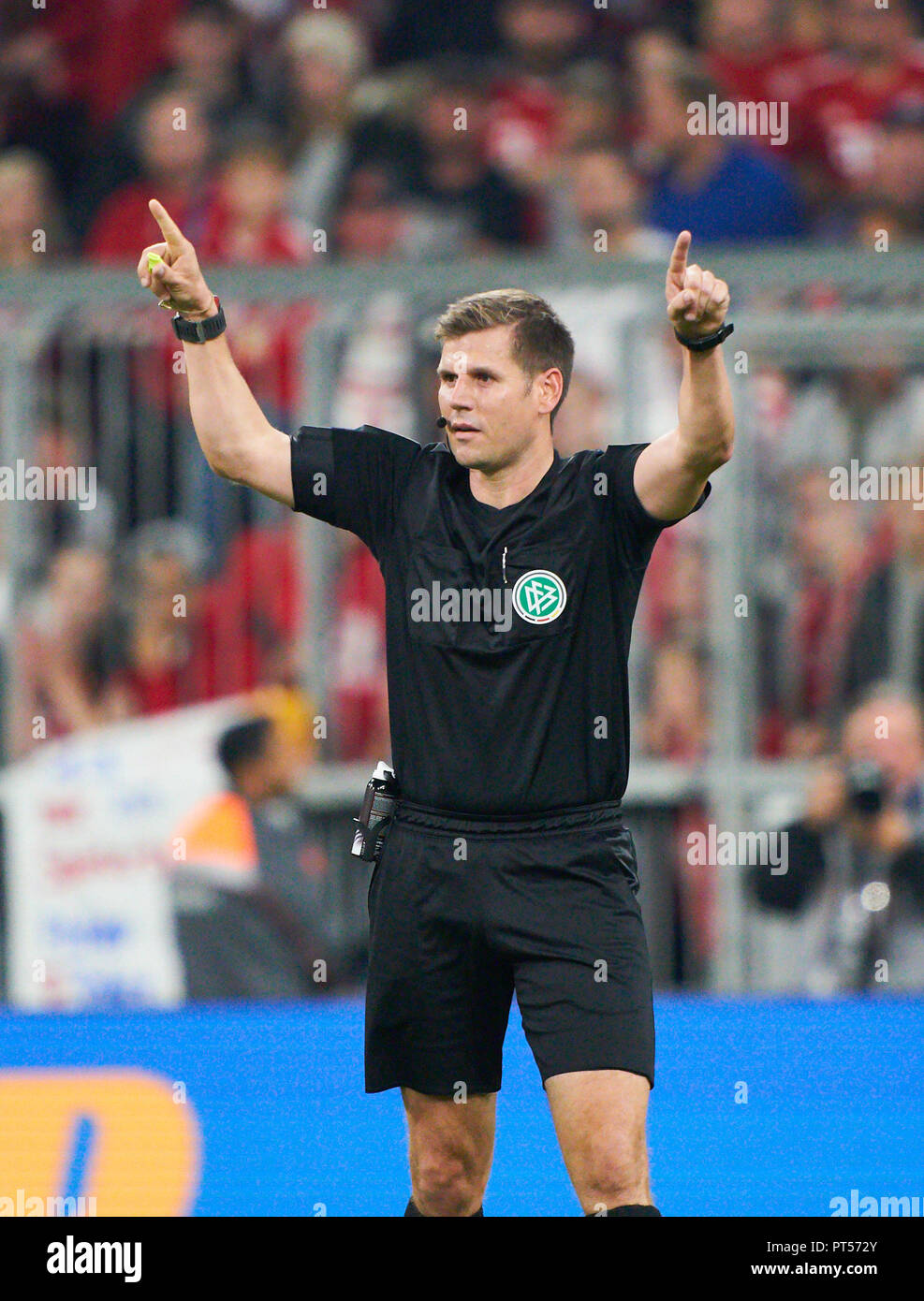 FC Bayern Soccer, Munich, October 6, 2018 Referee Frank WILLENBORG with  whistle, gestures, shows, watch, individual action, Video assist,  videorecord, videoreferee, videotape, sign, hand to ear, call, radio, ask,  video, inquiry, video