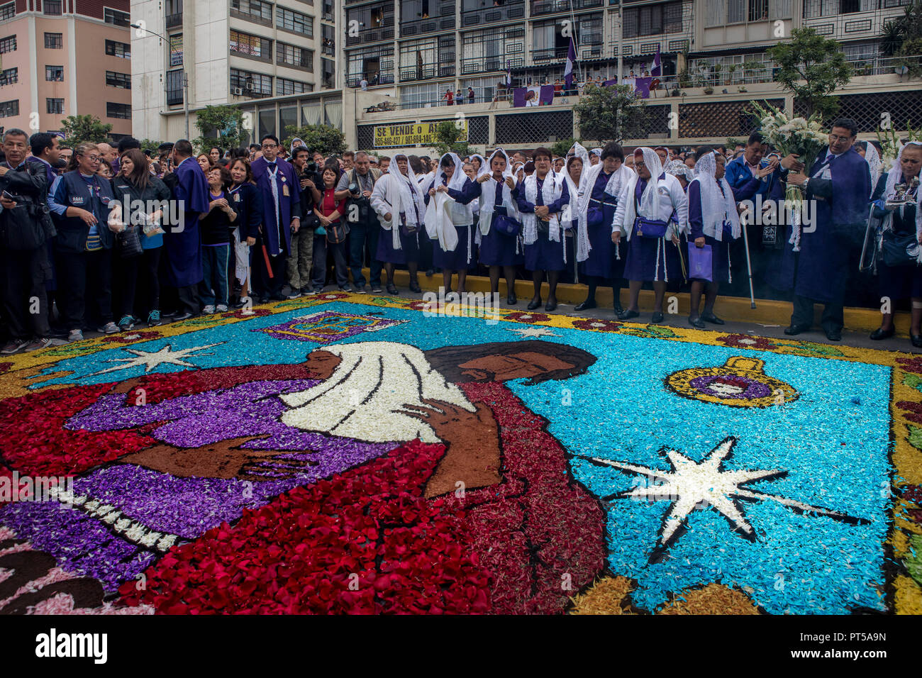 Lima, Peru. 6th October 2018. Devotees making a carpet of flowers, outside the church where the image of the Lord of the Miracles will start the procession. Every October for the past four centuries this procession takes place in Lima and is known as the most important religious event in Peru. This Peruvian tradition commemorates the devastating 1746 Lima earthquake which left only a mural of Christ standing in a city area. Credit: SOPA Images Limited/Alamy Live News Stock Photo