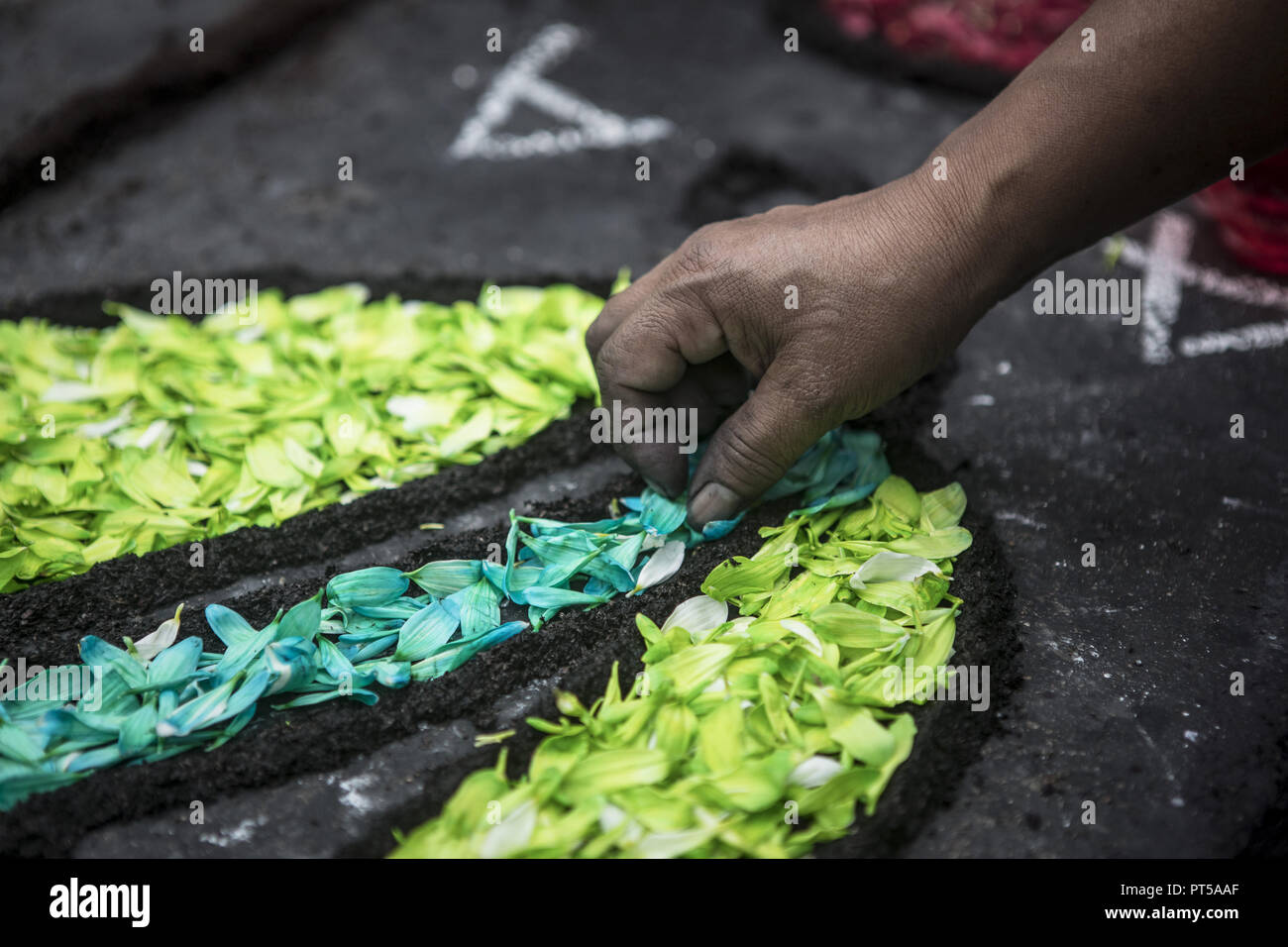 Lima, Peru. 6th Oct, 2018. Devotees making a carpet of flowers, outside the church where the image of the Lord of the Miracles will start the procesion. Every October for the past four centuries this procession takes place in Lima and is known as the most important religious event in Peru. This Peruvian tradition commemorates the devastating 1746 Lima earthquake which left only a mural of Christ standing in a city area. Credit: Guillermo Gutierrez/SOPA Images/ZUMA Wire/Alamy Live News Stock Photo