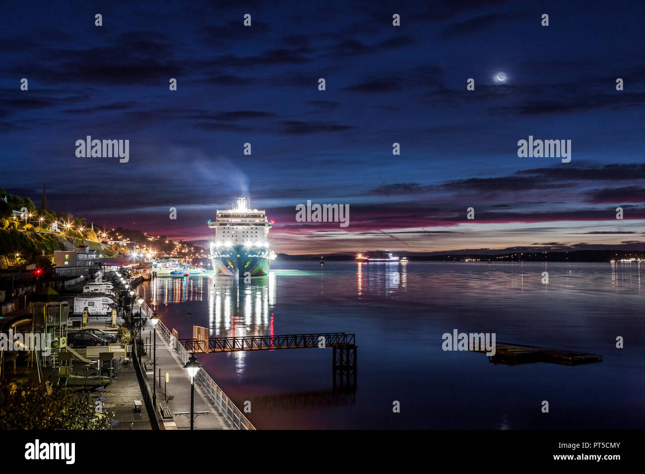Cobh, Cork, Ireland. 07th October, 2018. A new Moon rises as one of the last cruise liners of the season Norwegian Breakaway arrives before dawn in Cobh, Co. Cork, Ireland. Credit: David Creedon/Alamy Live News Stock Photo