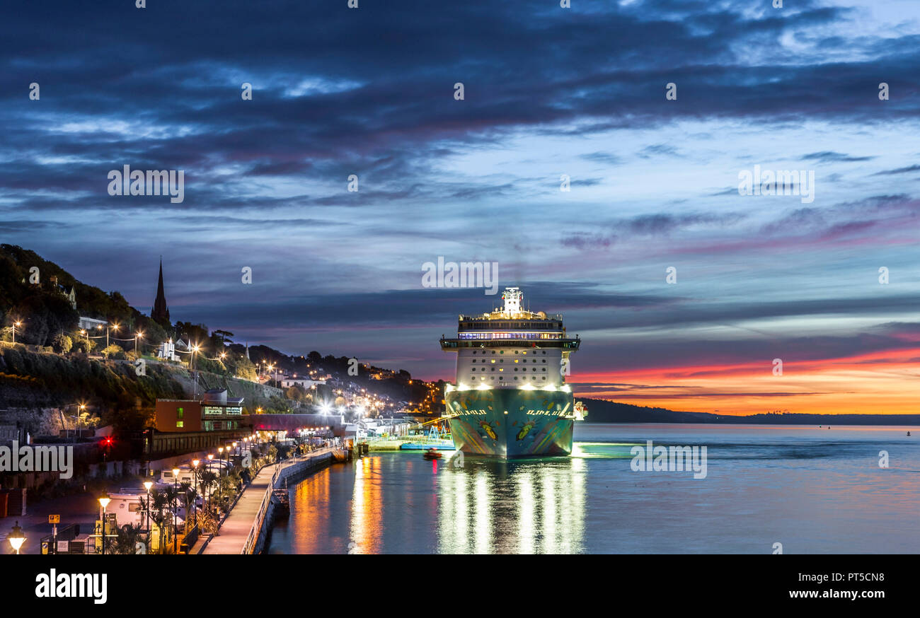 Cobh, Cork, Ireland. 07th October, 2018. One of the seasons last cruise liner Norwegian Breakaway tied up at her berth before dawn after arriving in Cobh, Co. Cork, Ireland. Credit: David Creedon/Alamy Live News Stock Photo