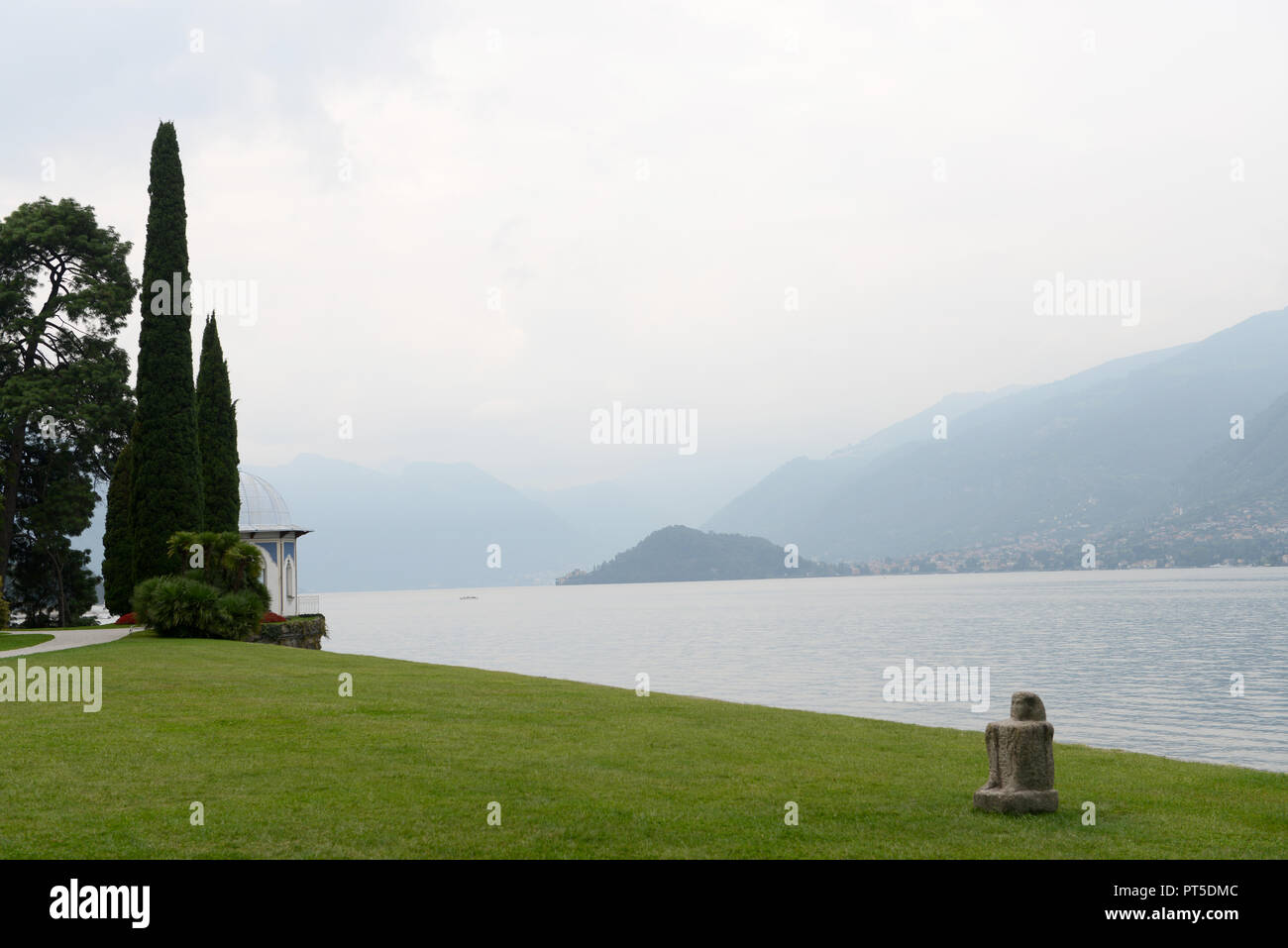 Lakeside with mughal pavilion at Villa Melzi, Bellagio on Lake Como, Italy Stock Photo