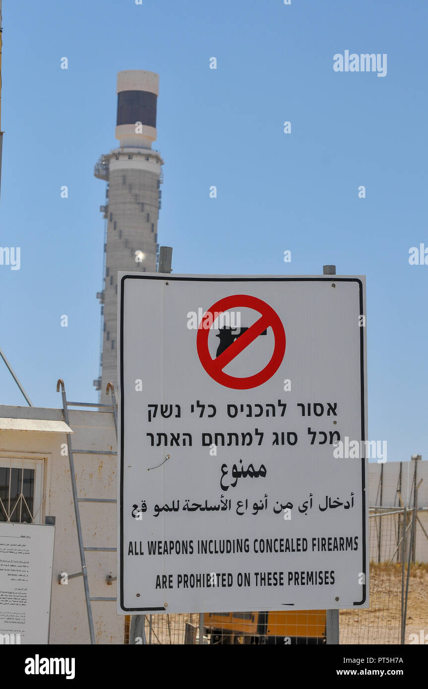 No Arms allowed sign in Hebrew, Arabic and English Stock Photo