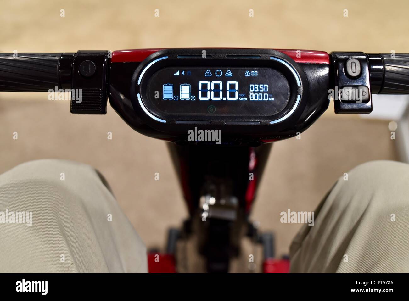 Relync R1 all electric commuter scooter, at CES (Consumer Electronics