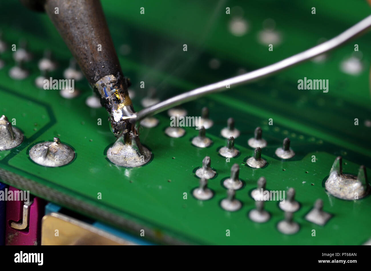 Installation and soldering of electronic components using a soldering