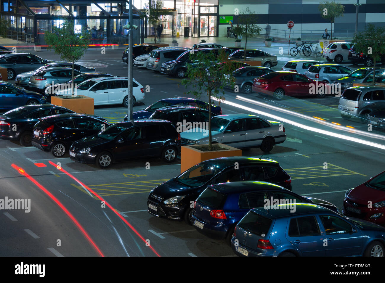 Shopping mall parking lot hi-res stock photography and images - Alamy