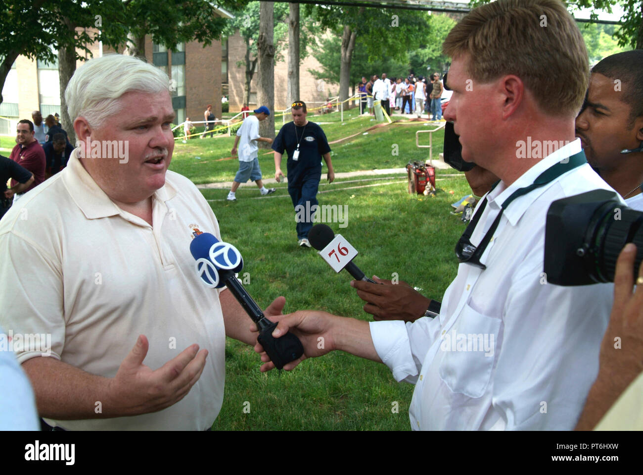 press interviews man at 3a alarm fire in Greenbelt, Maryland v Stock Photo