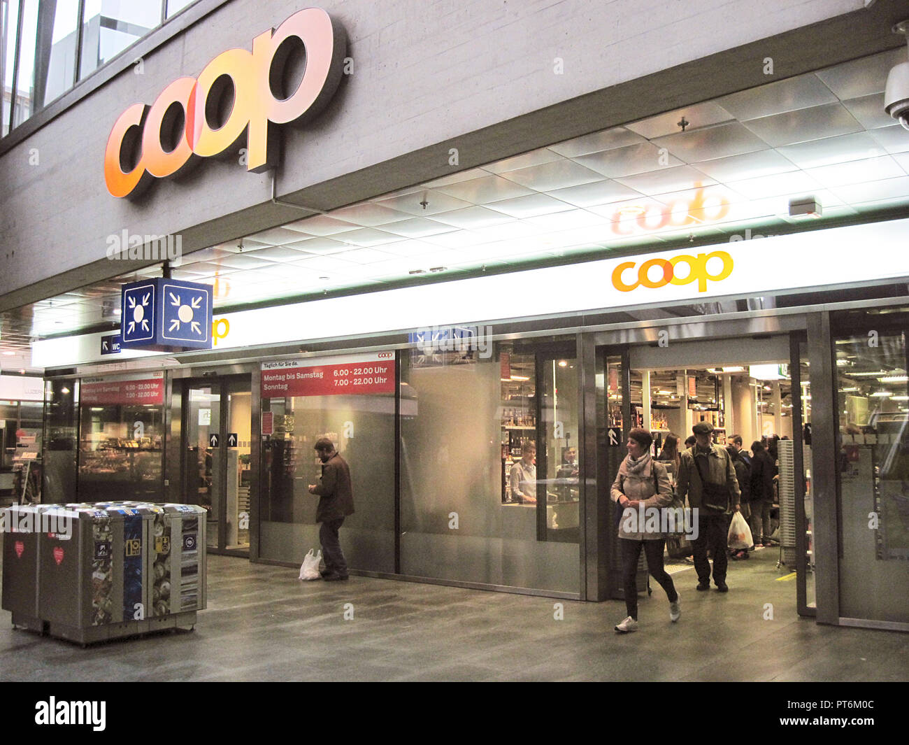 PEOPLE SHOPPING AT COOP AT LUCERN RAILWAY STATION, LUCERN, SWITZERLAND  Stock Photo - Alamy