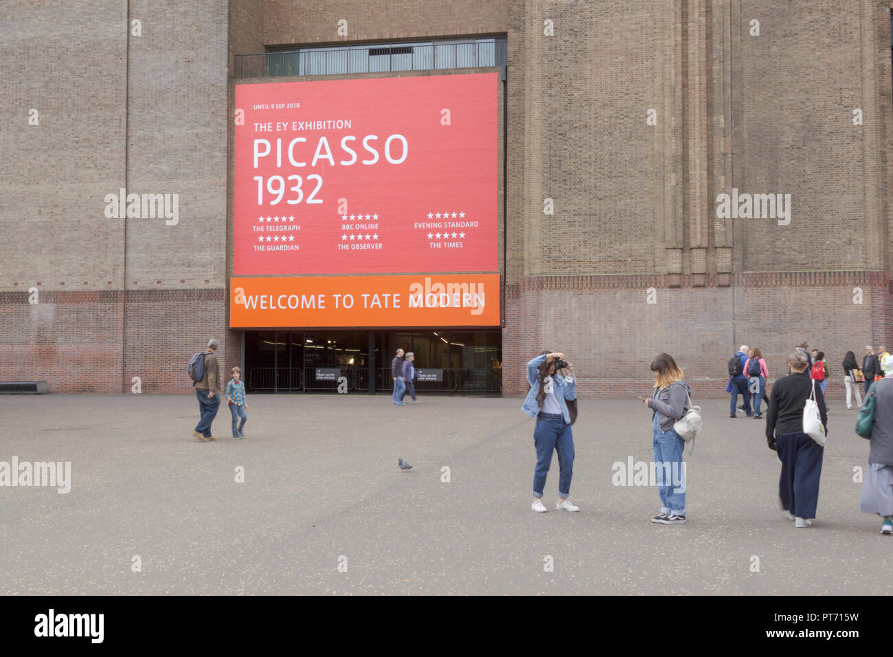 Tate Modern, Bankside, London, UK. 08th September 2018. UK. Tourists outside the Tate Modern gallery, situated by the River Thames. Stock Photo
