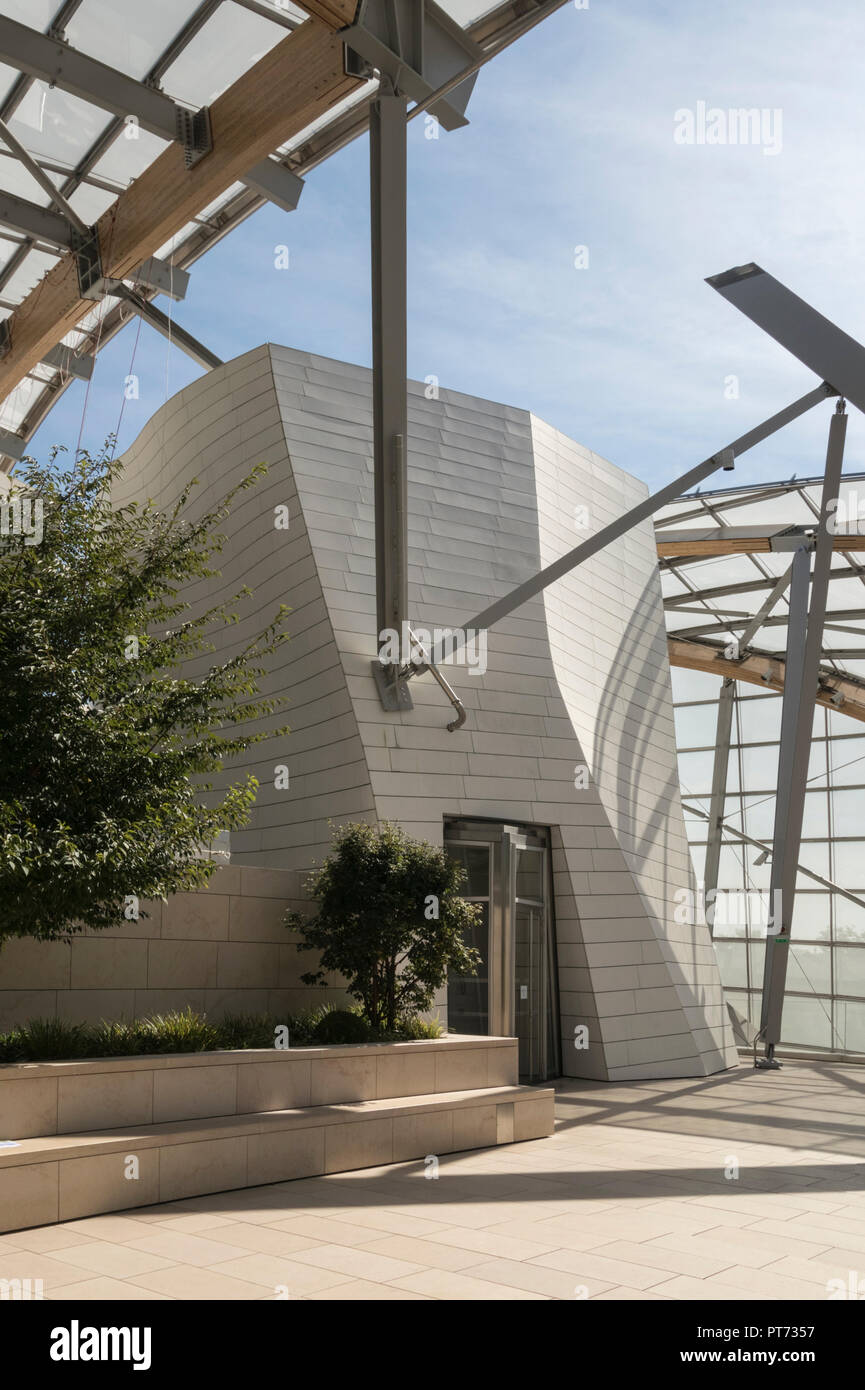 This sensational futuristic Frank Gehry building houses an art complex of galleries for the Fondation Louis Vuitton in Bois de Boulogne, Paris, France Stock Photo