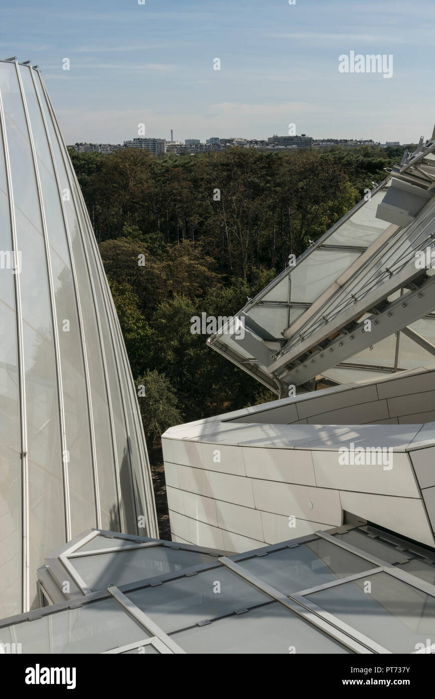 This sensational futuristic Frank Gehry building houses an art complex of galleries for the Fondation Louis Vuitton in Bois de Boulogne, Paris, France Stock Photo