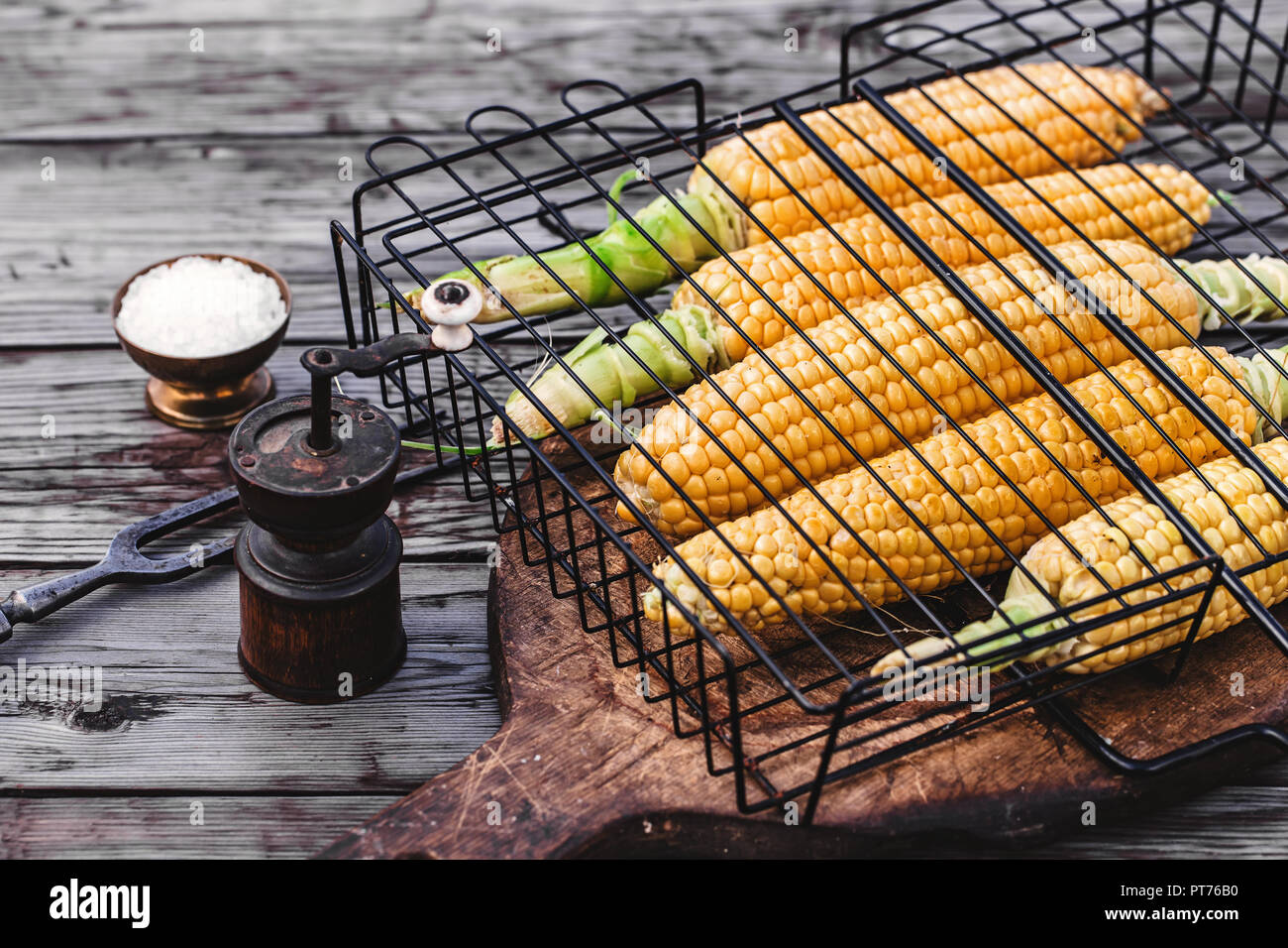 Corn cobs in grill grid Stock Photo - Alamy