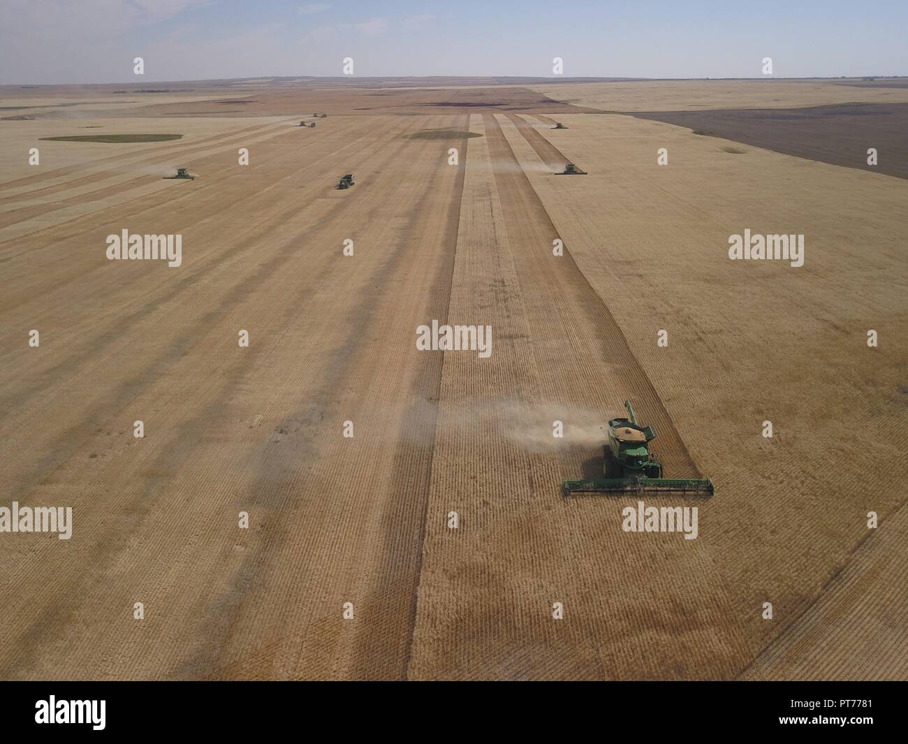 Wheat combine saskatchewan hires stock photography and images Alamy