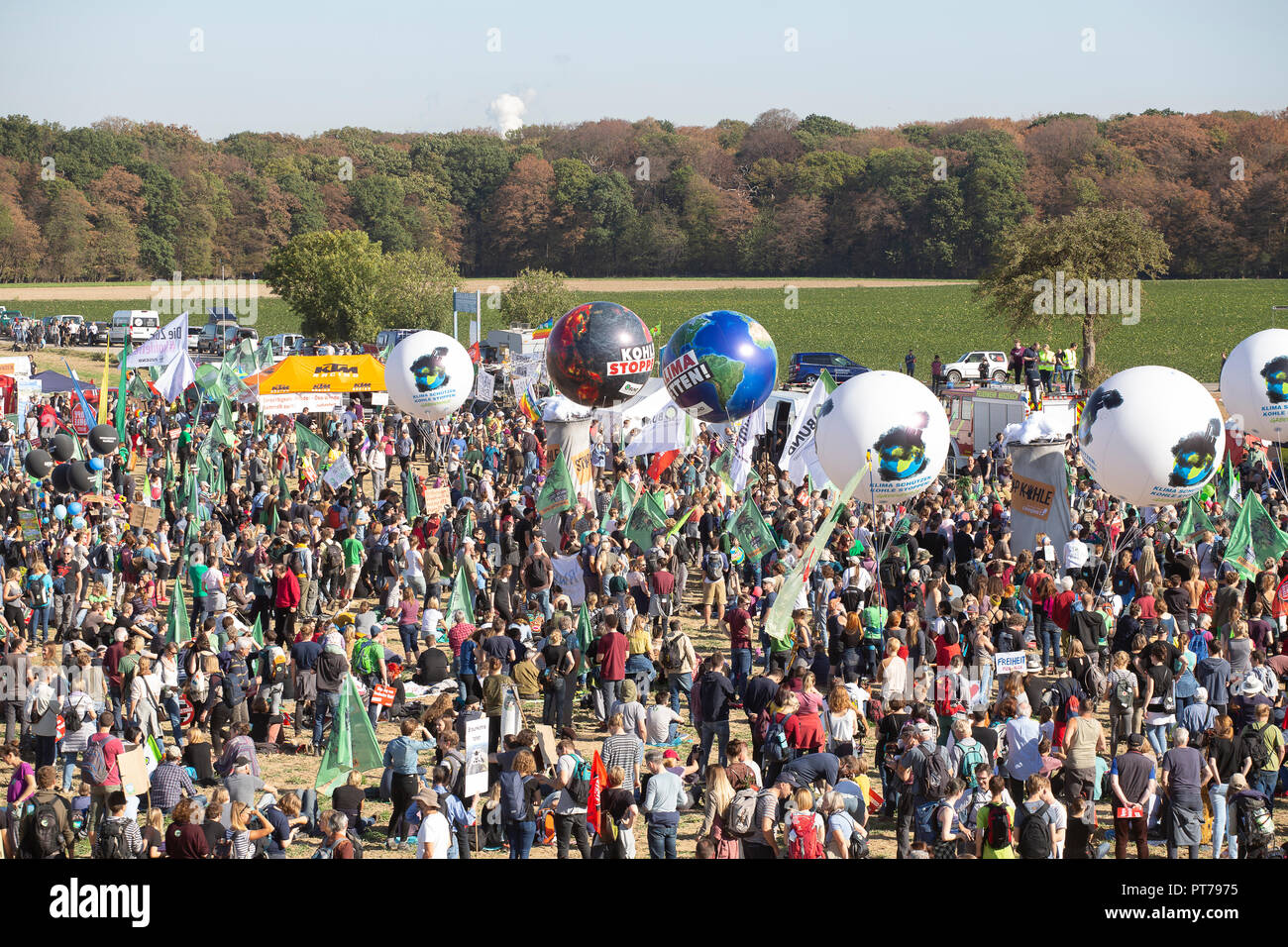 Hambacher, Germany. 6th October 2018. On Saturday (06.10.18) 50,000 people protested with banners, posters and balloons at the Hambacher Forst near Cologne for more climate protection and against lignite mining. Credit: Guido Schiefer/Alamy Live News Stock Photo