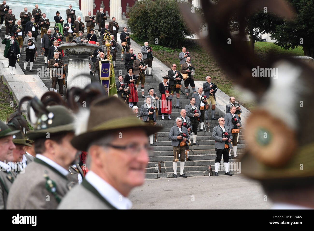 Munich, Bavaria. 07th Oct, 2018. The shooters take off their hats after