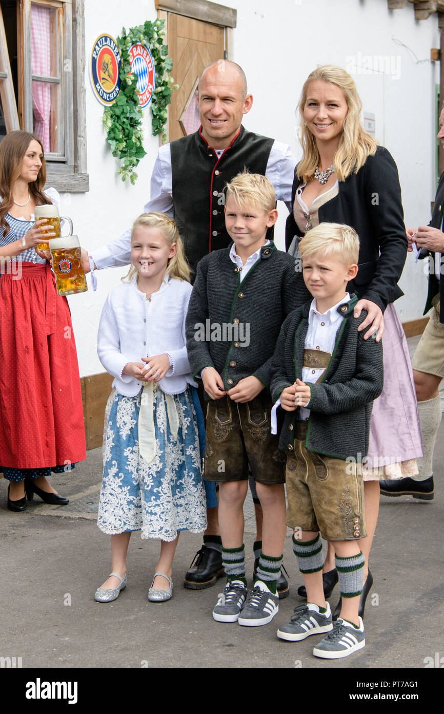 Munich, Bavaria. 07th Oct, 2018. Arjen Robben from FC Bayern Munich comes with his wife Bernadien Eillert and their children Lynn (l-), Luka and Kai to the Käfer tent at the Oktoberfest on the Theresienwiese. Players, coaches and managers of the Bundesliga soccer team FC Bayern traditionally visit the Käfer tent together once during the Oktoberfest. Credit: Matthias Balk/dpa/Alamy Live News Stock Photo