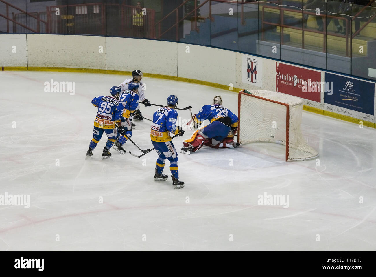 Ice hockey team match goal hi-res stock photography and images - Page 2