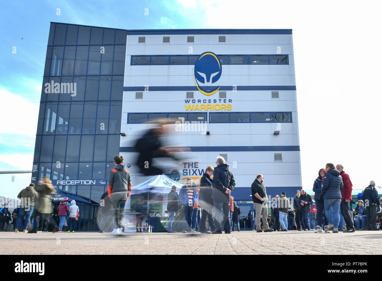 7th October 2018, Sixways Stadium, Worcester, England; Gallagher Premiership, Worcester v Bristol ;  Fans arrive at Sixways, home of Worcester Warriors heads of todays game  Credit: Craig Thomas/news Images Stock Photo