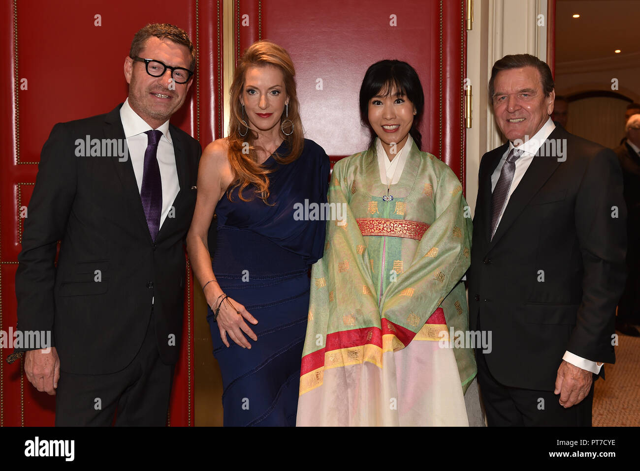 Berlin, Deutschland. 05th Oct, 2018. EXCLUSIVE: 05.10.2018, Berlin: Kai Diekmann with wife Katja Kessler, Soyeon Kim and former Federal Chancellor Gerhard Schroder at a reception in Hotel Adlon. The couple celebrates his wedding party there. Around 150 guests were expected to attend the party in the evening. Credit: picture alliance/Kai-Uwe Waerner |/dpa/Alamy Live News Stock Photo