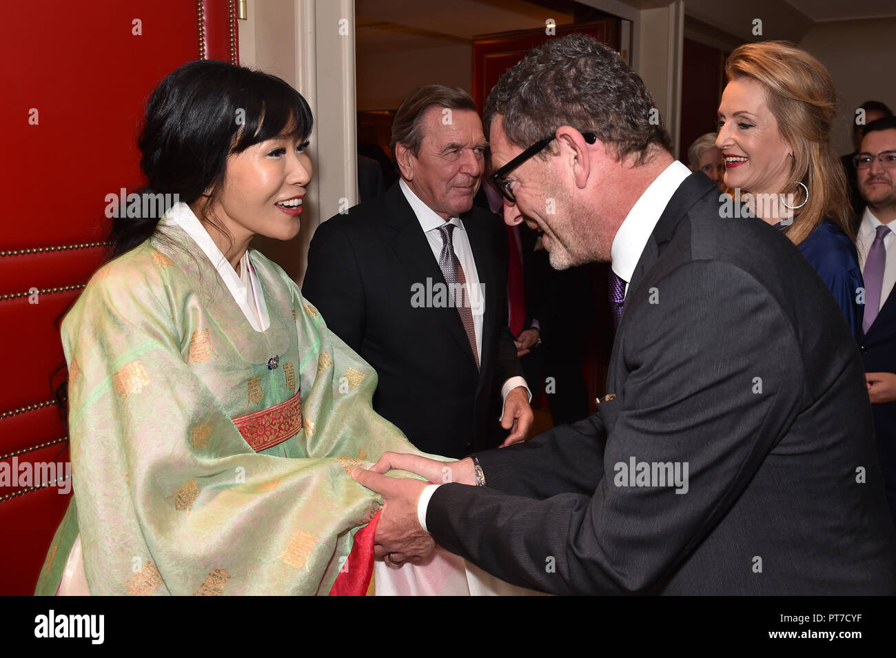 Berlin, Deutschland. 05th Oct, 2018. EXCLUSIVE: 05.10.2018, Berlin: Kai Diekmann and his wife Katja Kessler welcome Soyeon Kim and former German Chancellor Gerhard Schroder at a reception in the Hotel Adlon. The couple celebrates his wedding party there. Around 150 guests were expected to attend the party in the evening. Credit: picture alliance/Kai-Uwe Waerner |/dpa/Alamy Live News Stock Photo