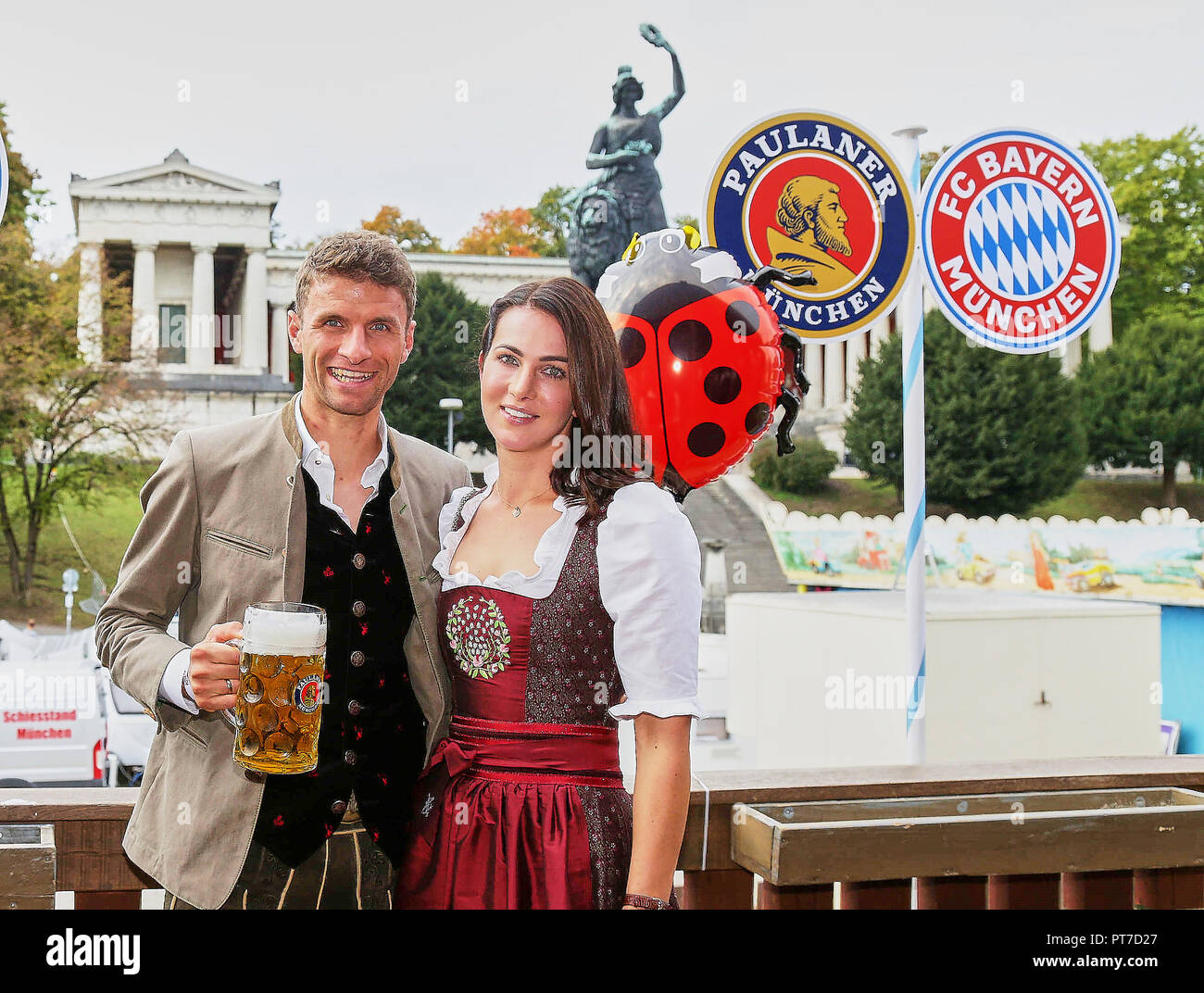 Munich, Germany. 7th Oct 2018. FC Bayern visits the Oktoberfest, Munich,  October 7, 2018 Thomas Mueller with wife Lisa Team of FC BAYERN MUNICH  visits the beer festival Octoberfest in traditional dress
