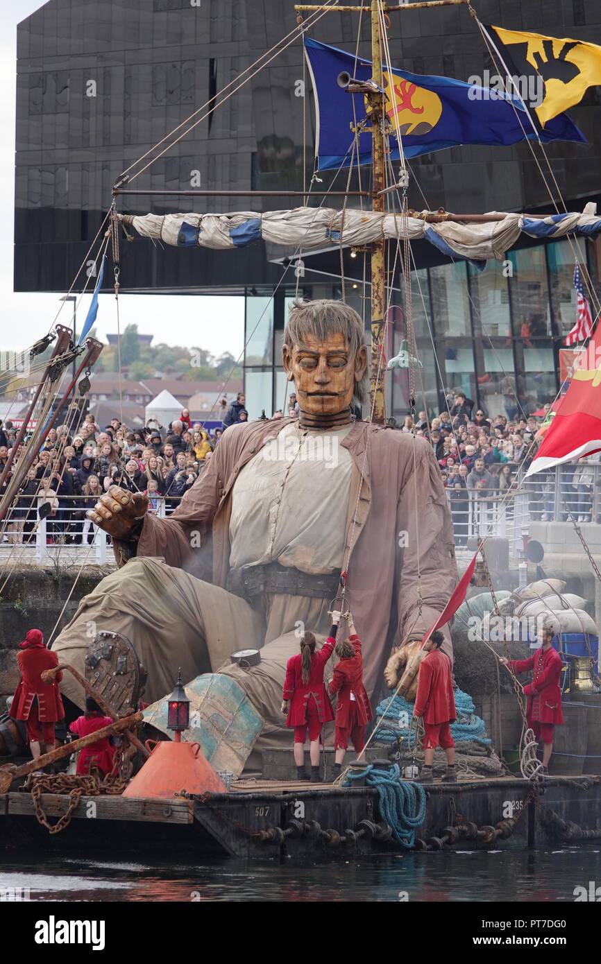 Liverpool, UK. 7th October 2018. Finale to Day 3 of the Royal De Luxe Giant Spectacular, The Giant leaves Liverpool. Credit: Ken Biggs/Alamy Live News. Stock Photo