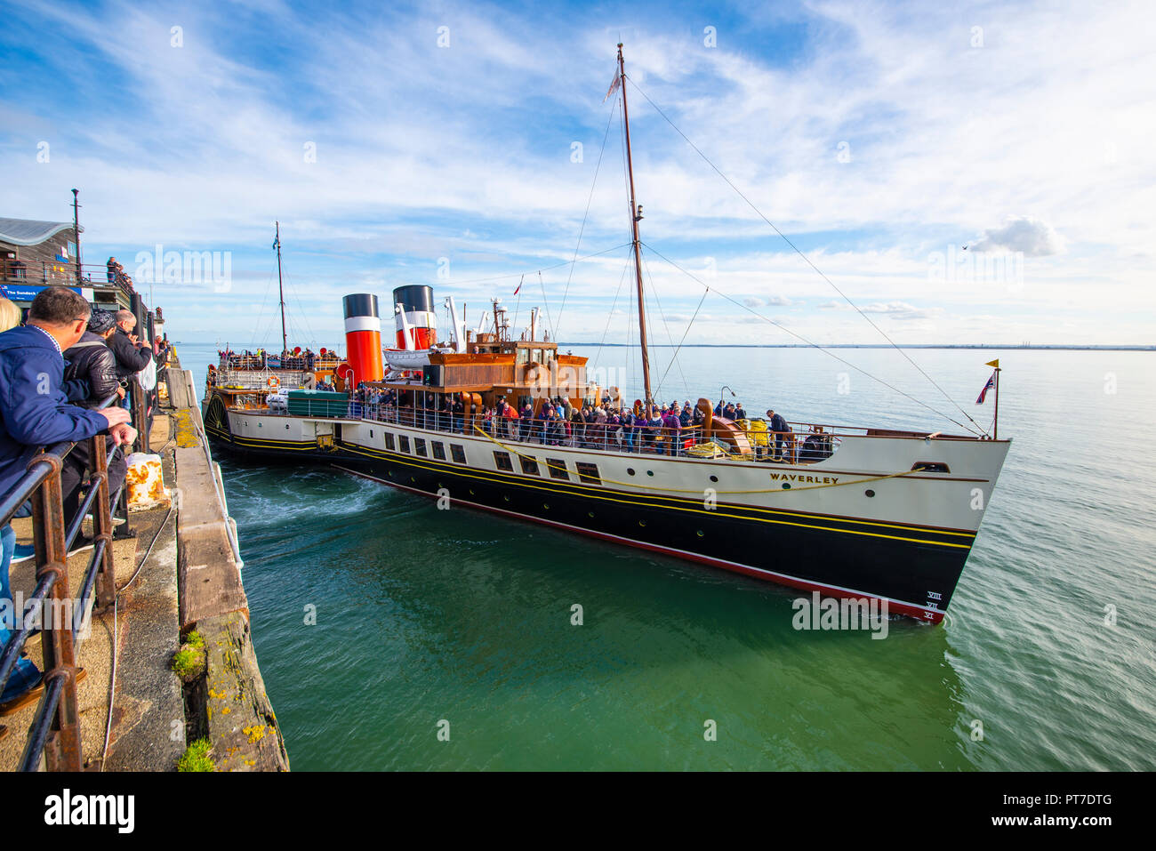 Paddle Steamer Waverley pulling away from Southend Pier on the Thames Estuary with passengers heading towards London, UK Stock Photo