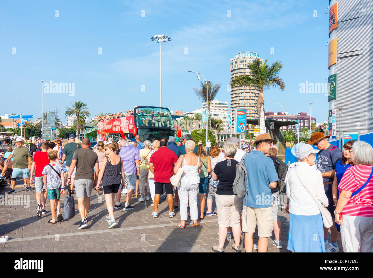Las Palmas, Gran Canaria, Canary Islands, Spain. 7th October 2018. Weather:  Cruise ship passengers queue to board a city sightseeing bus in Las Palmas  as three large cruise ships with around 10,000