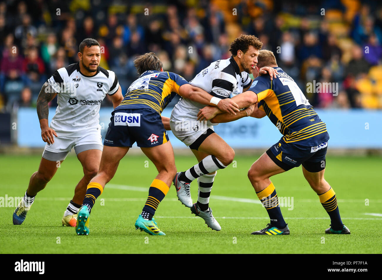 7th October 2018, Sixways Stadium, Worcester, England; Gallagher Premiership, Worcester v Bristol ;  Zane Kirchner of Bristol Bears is tackled by Jack Singleton and Francois Venter of Worcester Warriors  Credit: Craig Thomas/news Images Stock Photo
