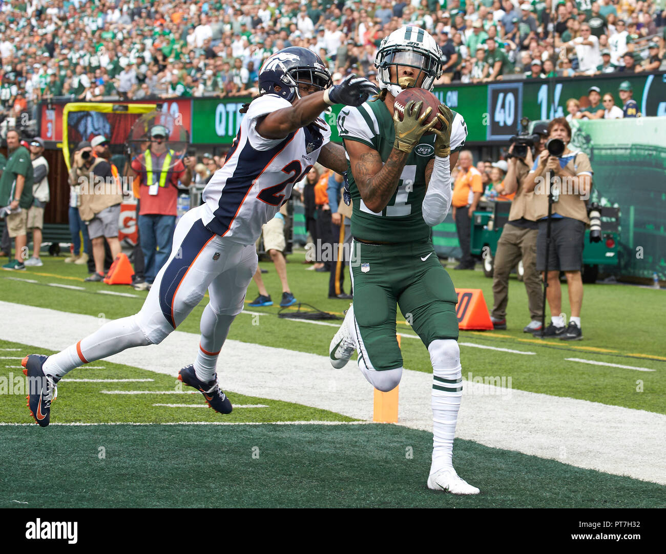 East Rutherford, New Jersey, USA. 7th Oct, 2018. New York Jets wide receiver Robby Anderson (11) catches his second touchdown of the game in the first half as Denver Broncos cornerback Bradley Roby (29) tries to defend during a NFL game between the Denver Broncos and the New York Jets at MetLife Stadium in East Rutherford, New Jersey. Duncan Williams/CSM/Alamy Live News Stock Photo