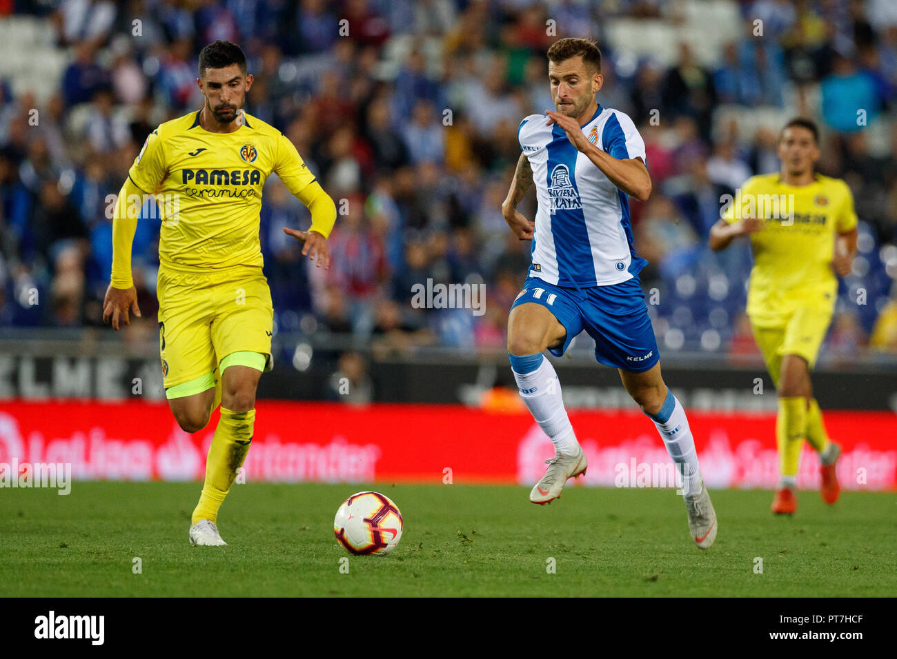 Barcelona, Spain. 7th Oct 2018. Leo Baptistao, player of RCD Espanyol in action with Alvaro Gonzalez, player of Villarreal CF during the 2018/2019 LaLiga Santander Round 8 game between RCD Espanyol and Villarreal CF at RCD Stadium on October 7, 2018 in Barcelona, Spain. Credit: UKKO Images/Alamy Live News Stock Photo