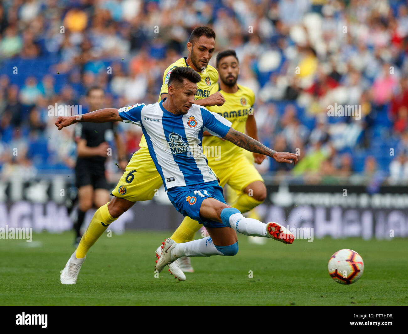 Barcelona, Spain. 7th Oct 2018. Hernan Perez, player of RCD Espanyol in  action with Victor Ruiz, player of Villarreal CF during the 2018/2019  LaLiga Santander Round 8 game between RCD Espanyol and