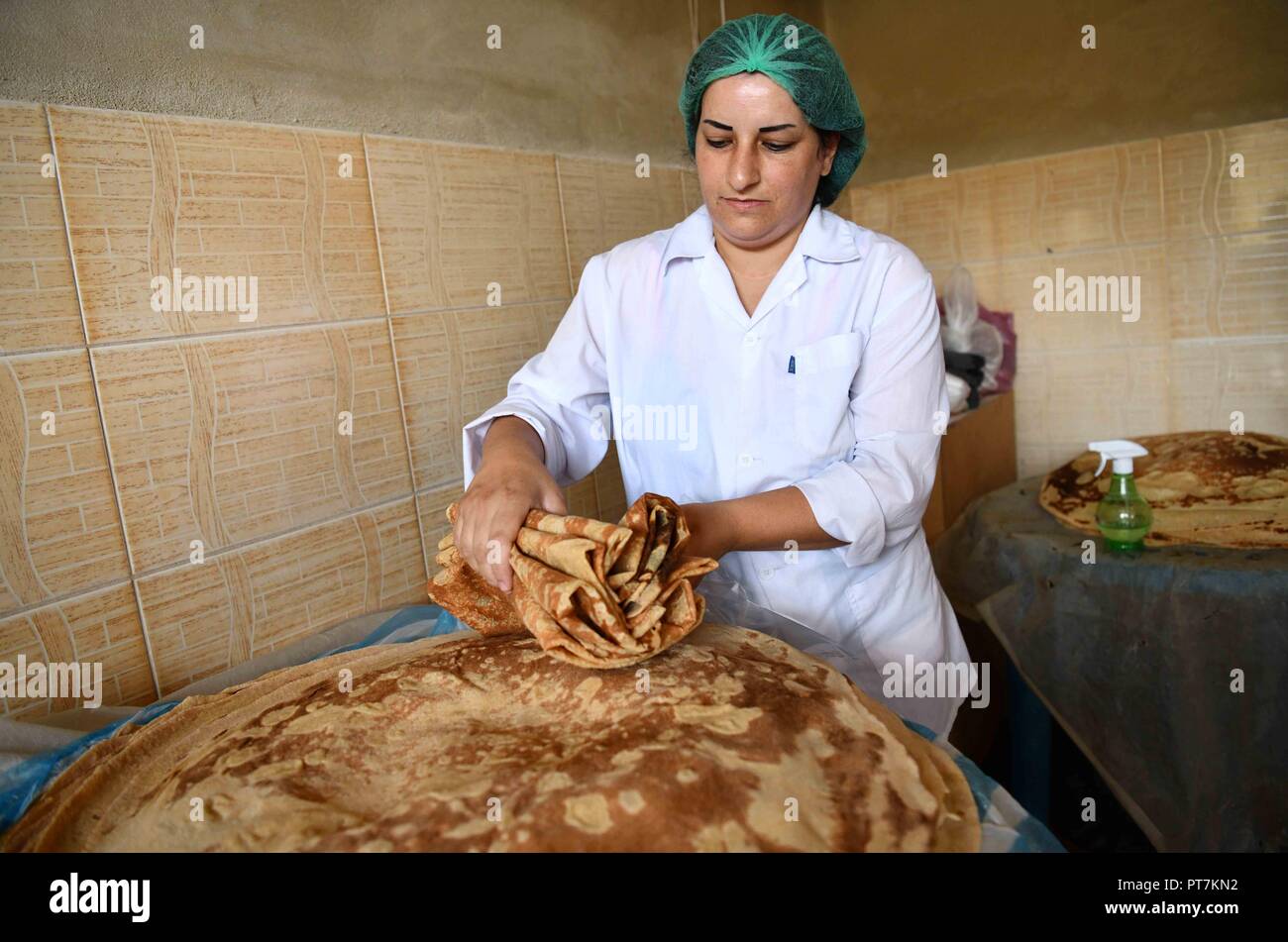 Sweida, Syria. 7th Oct, 2018. A Syrian woman makes traditional tandoor
