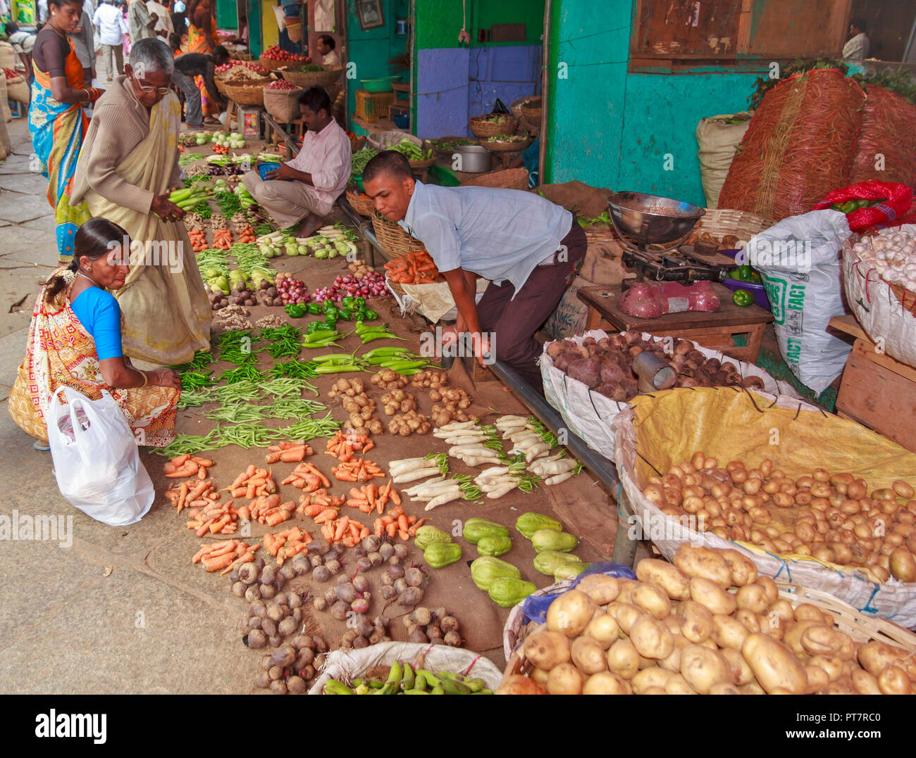 SHOPPING AT A VEGETABLE STALL WITH A PLENTIFUL SELECTION INDIA Stock Photo