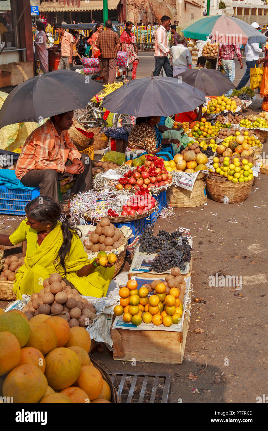 STREET STALLS IN INDIA FRUIT SELLERS UNDER UMBRELLAS IN THE TROPICAL SUNSHINE Stock Photo