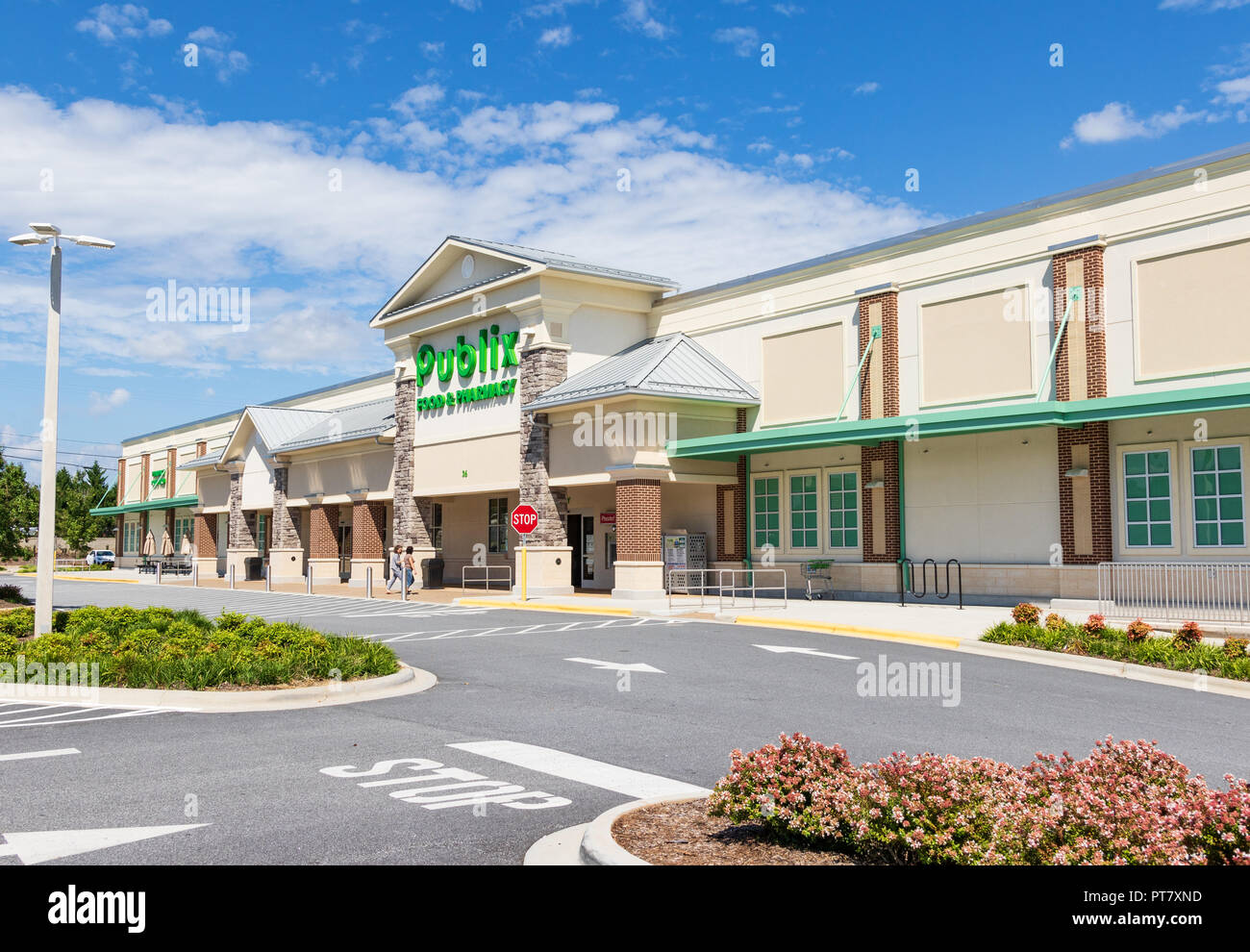 HICKORY, NORTH CAROLINA, USA- 9/18/18:  Publix Grocery store building & parking lot. Stock Photo