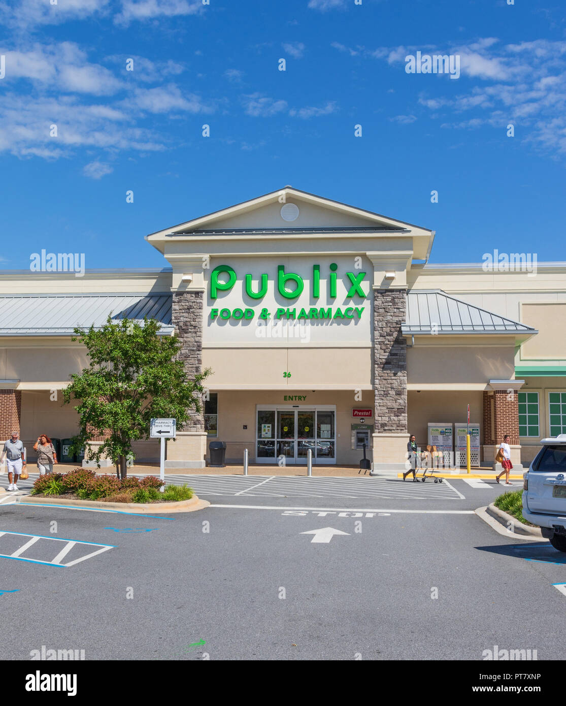 HICKORY, NORTH CAROLINA, USA- 9/18/18:  Publix Grocery store building & parking lot. Stock Photo