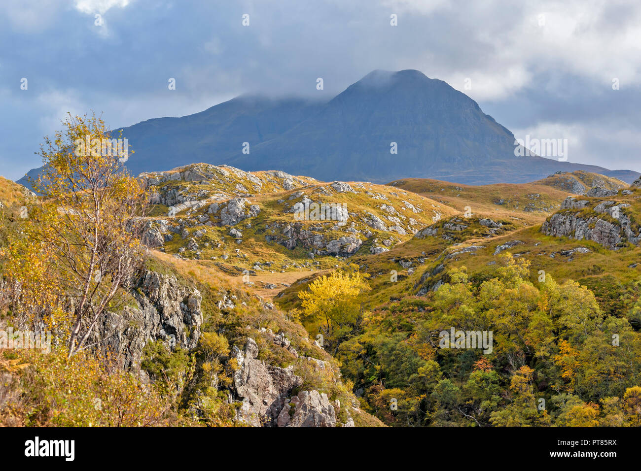 SUILVEN AND RIVER KIRKAIG SUTHERLAND SCOTLAND THE WATERFALL OR FALLS OF KIRKAIG IN AUTUMN SCENIC VIEW FROM ABOVE THE FALLS Stock Photo