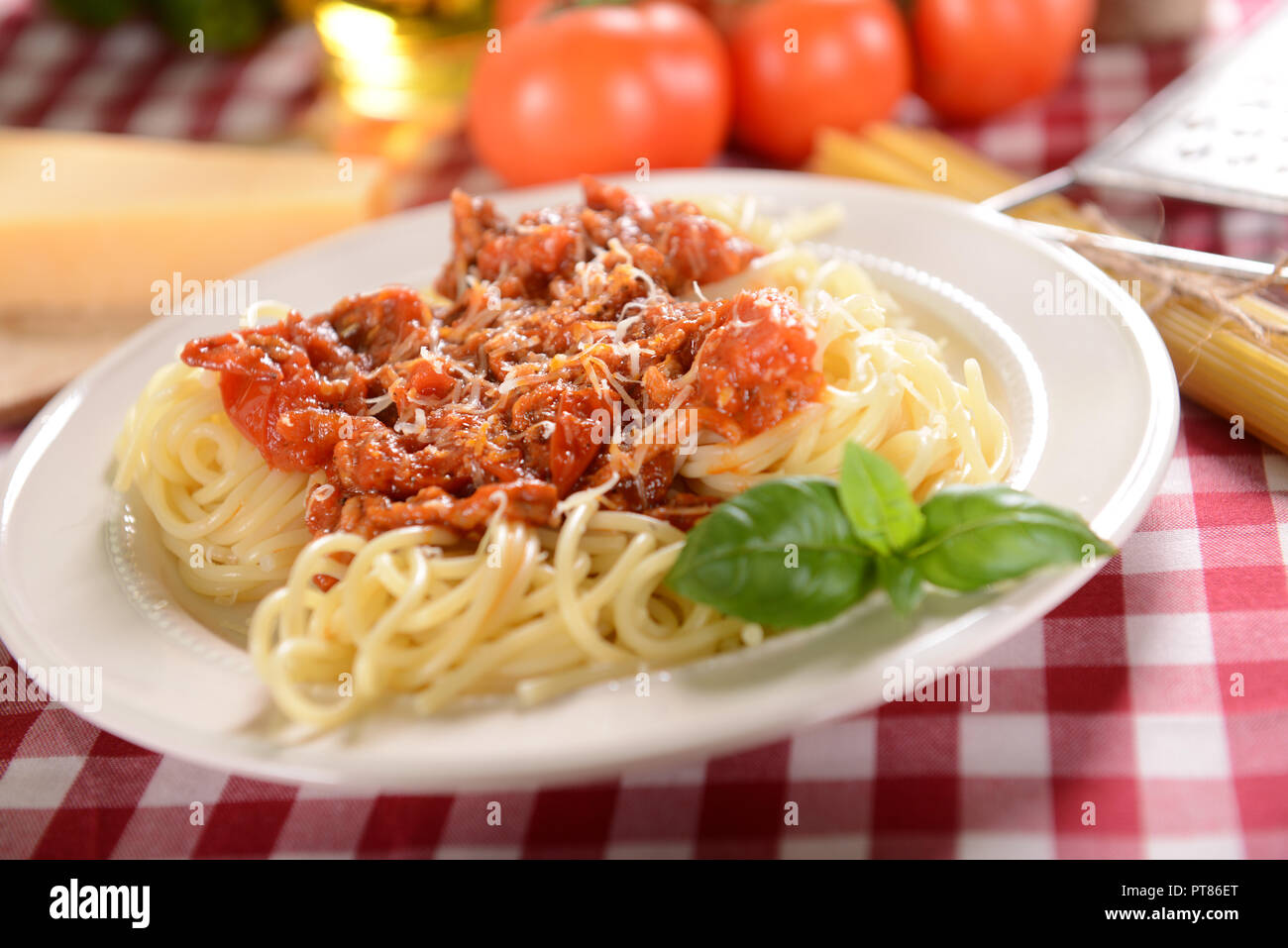 Спагетти болоньезе томатная паста. Спагетти с мясным соусом. Болоньезе в сливочном соусе. Макароны с жидкой подливкой. Паста с жидким соусом.