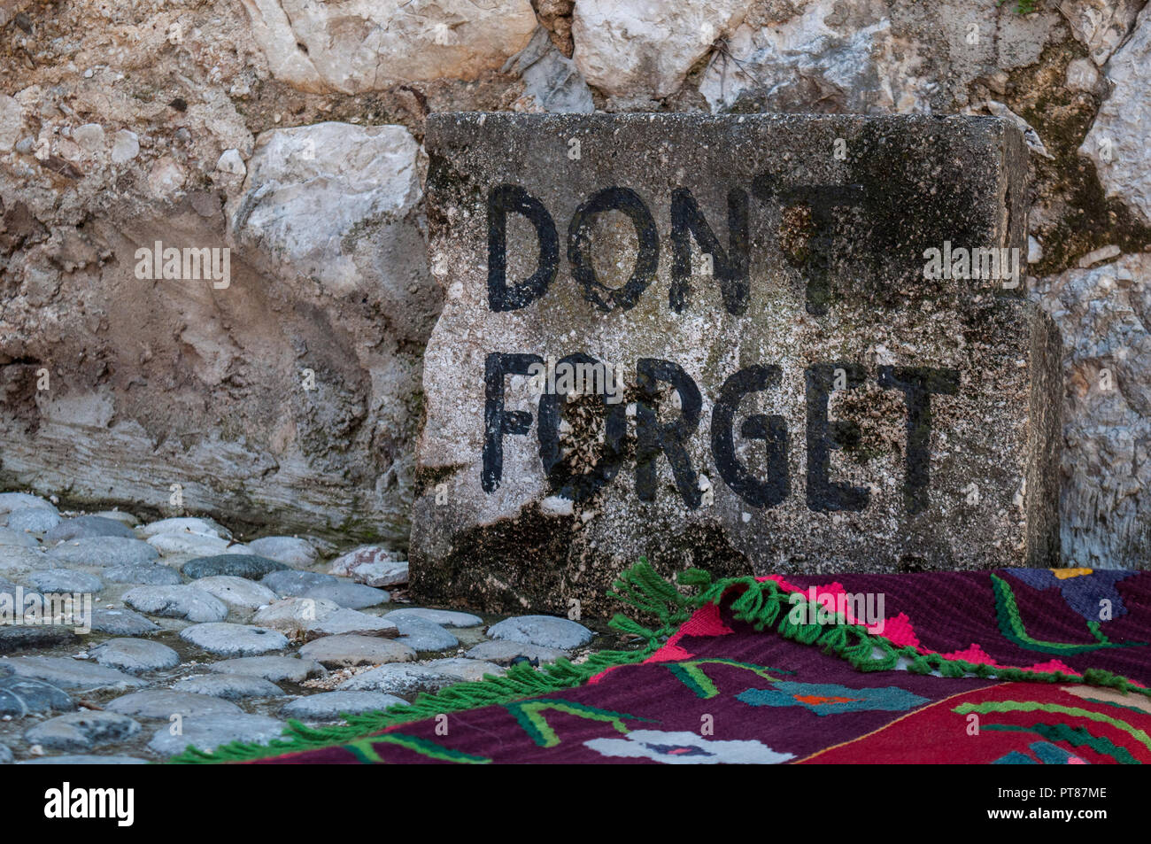 Mostar: a Don’t Forget stone near the Stari Most (Old Bridge) reminding people not to forget the Croat-Bosniak War which in 1993 destroyed the city Stock Photo
