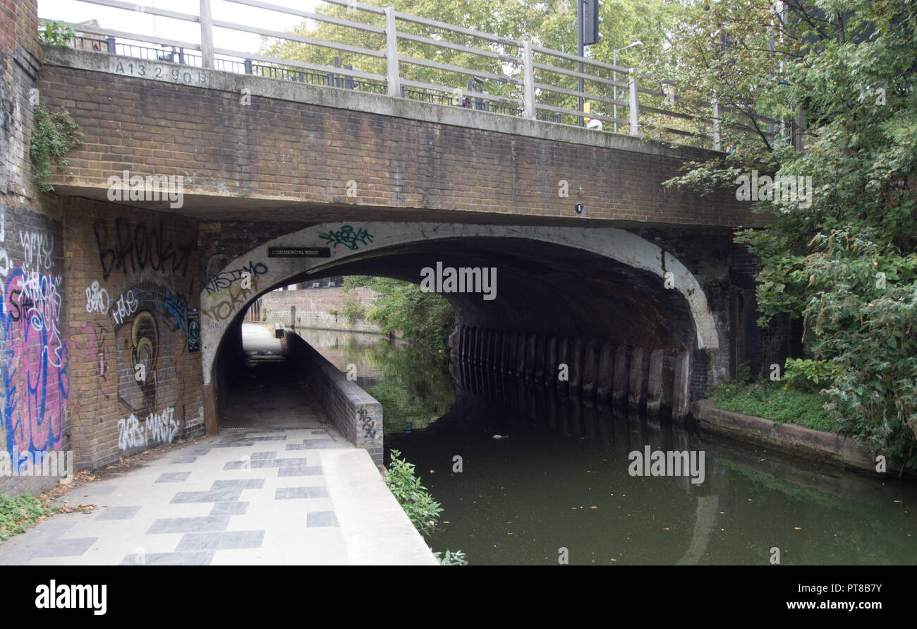 Skew brick arch bridge, Limehouse Cut, Poplar, East London Stock Photo