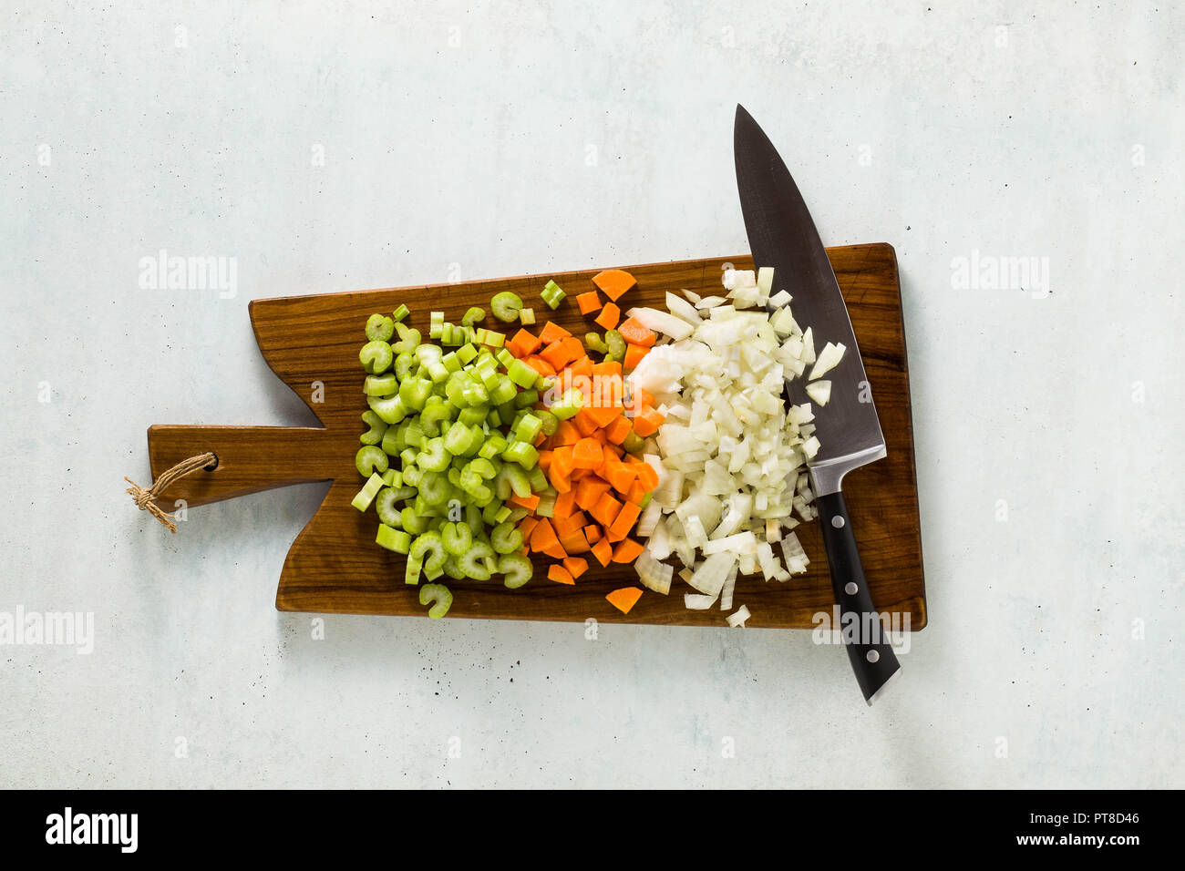 https://c8.alamy.com/comp/PT8D46/chopped-vegetables-and-a-chefs-knife-on-a-wooden-cutting-board-basic-cutting-for-restaurants-or-home-cooking-PT8D46.jpg