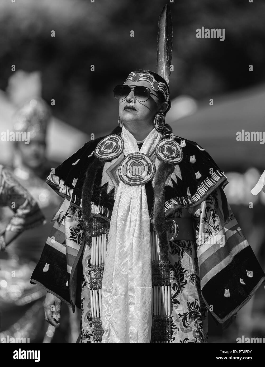 Native american in traditional regalia Black and White Stock Photos ...