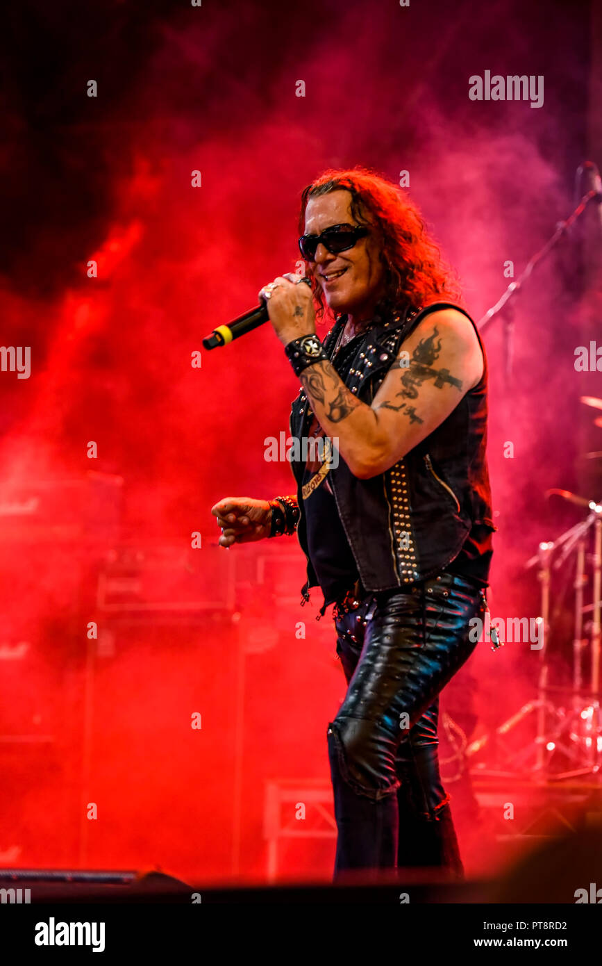 Watch STEPHEN PEARCY And WARREN DeMARTINI Perform RATT